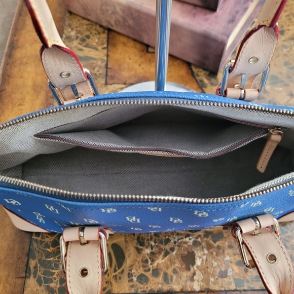 DOONEY & BOURKE SHOULDER BAG. - Picture 8 of 11